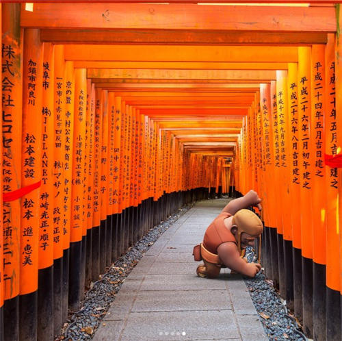 建筑工人在日本丈量京都伏见稻荷大社