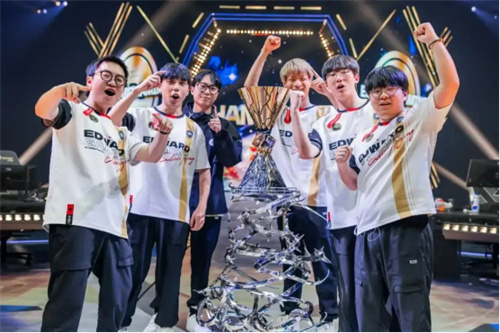 再创新高 无畏契约端手月活跃用户突破5000万