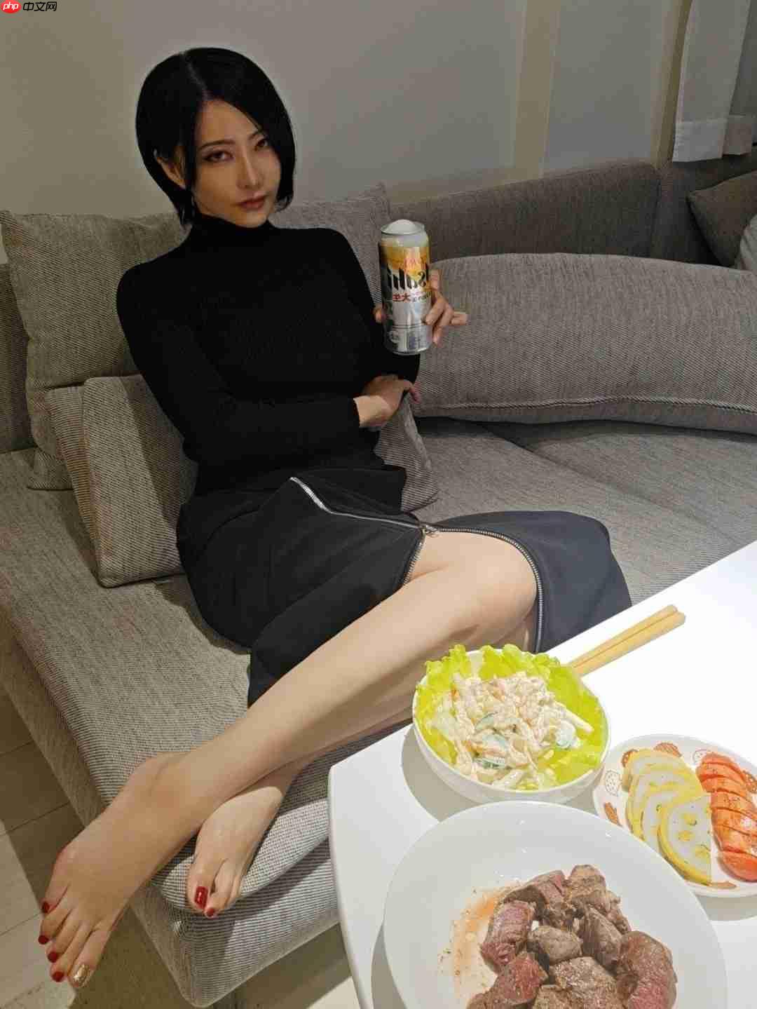 48岁日本漫画家晒生活照 神似《生化危机》艾达王